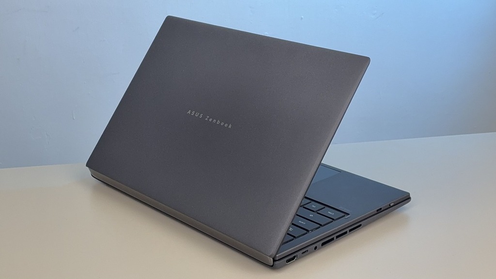 ZenBook Duo 2026 機身同樣使用陶瓷鋁合金 (Ceraluminum)，耐磨堅固，莫赫灰色有簡約專業感覺。