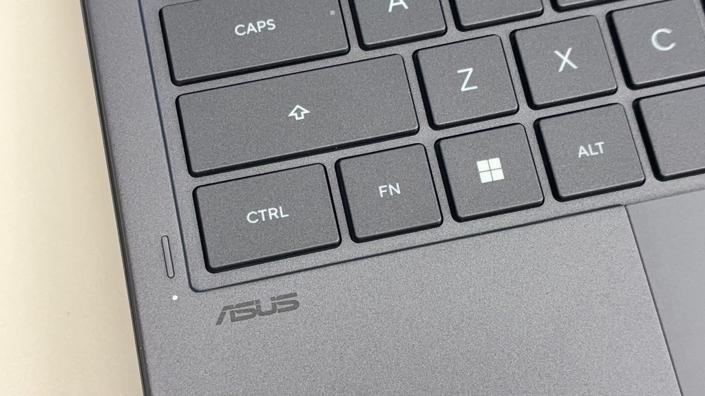 鍵帽經耐磨塗層處理，鍵程達 1.7mm。