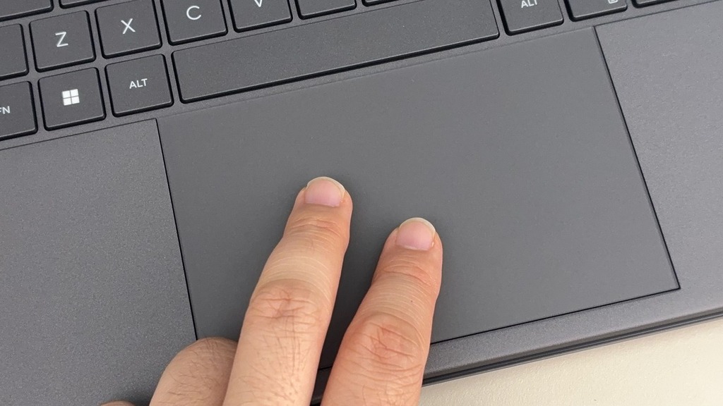 精密觸控板，支援手勢操作。