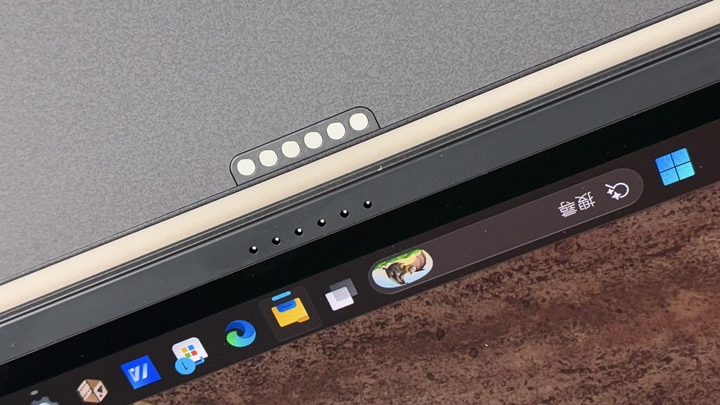 使用磁吸陣列和彈簧針腳固定。