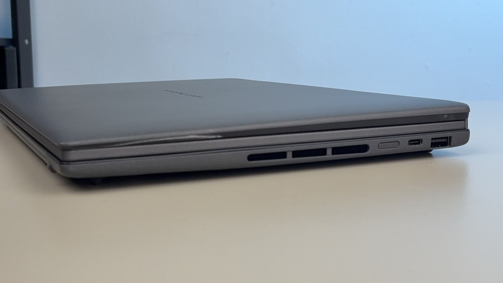 右側設 1 個 Thunderbolt 4（支援顯示輸出及充電）、1 個 USB 3.2 Gen 2 Type-A。