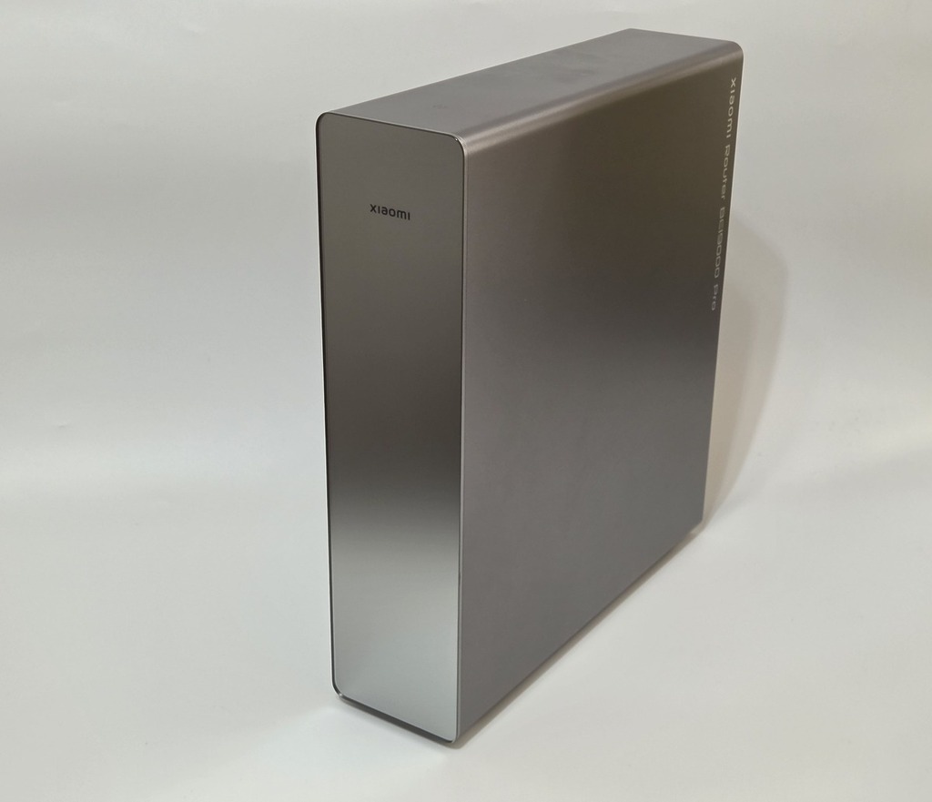 小米路由器 BE19000 Pro 採用了直立式設計。