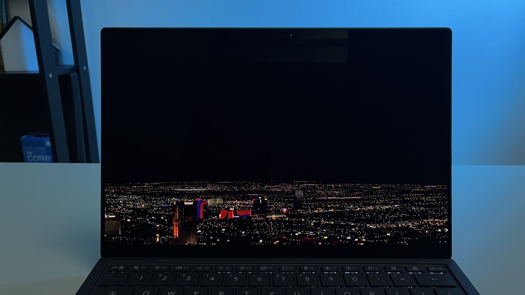 已通過 PANTONE Validated 及 VESA DisplayHDR True Black 1000 認證。