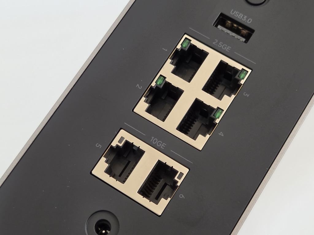 配「雙 10G + 四 2.5G」連接埠。
