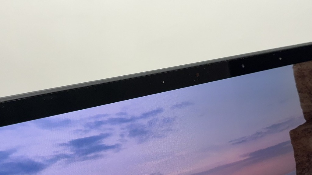 邊框有支援 Windows Hello 的 FHD 紅外線 (IR) 攝影機