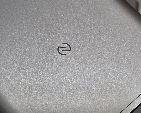 頂部設 NFC 點。