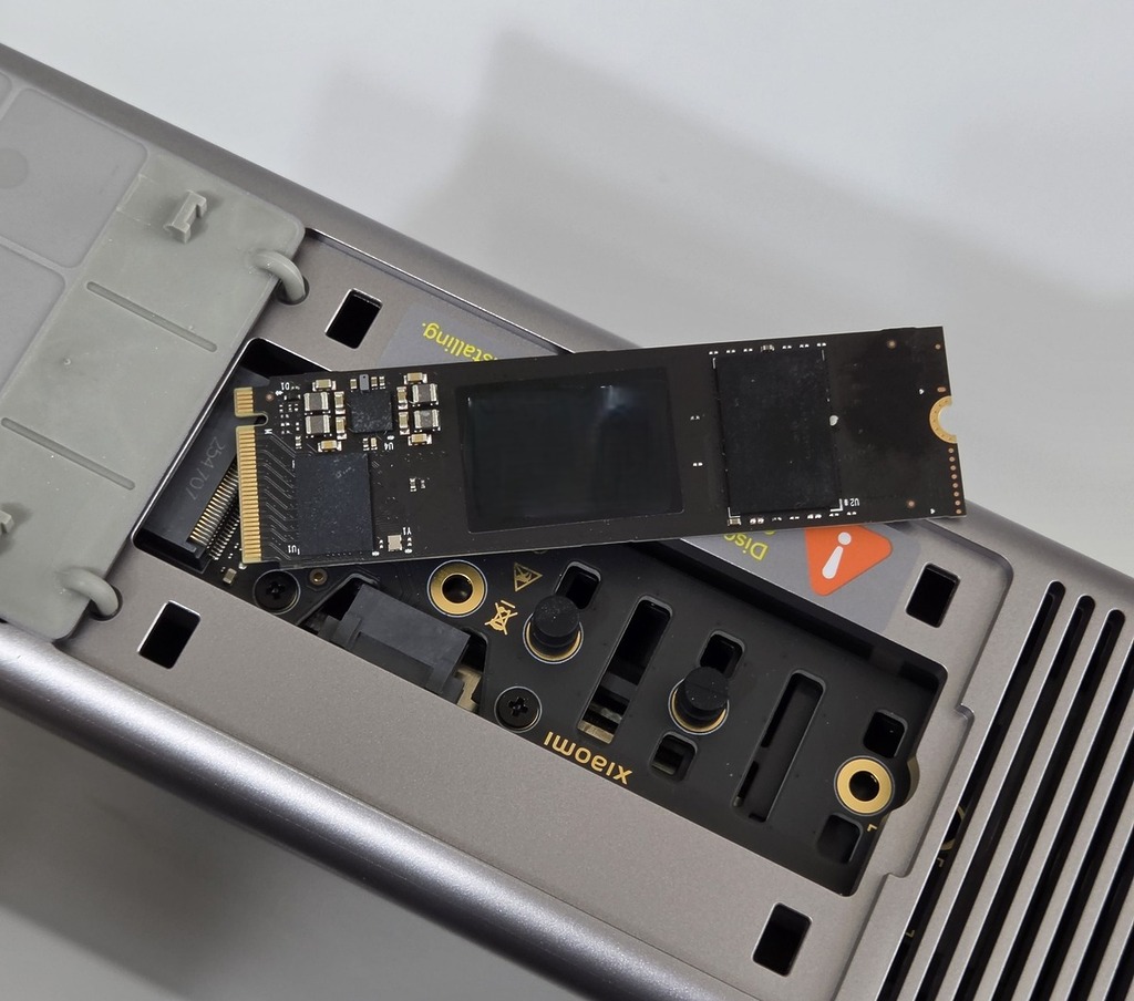 內置 M.2 2280 NVMe SSD 插槽。