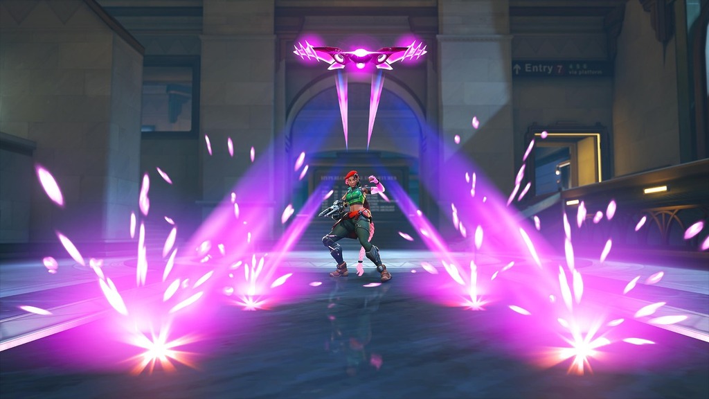 來自「捍衛者基地」的席艾拉使用帶自動追蹤特性的步槍，與戰鬥無人機桃樂絲合作戰鬥。