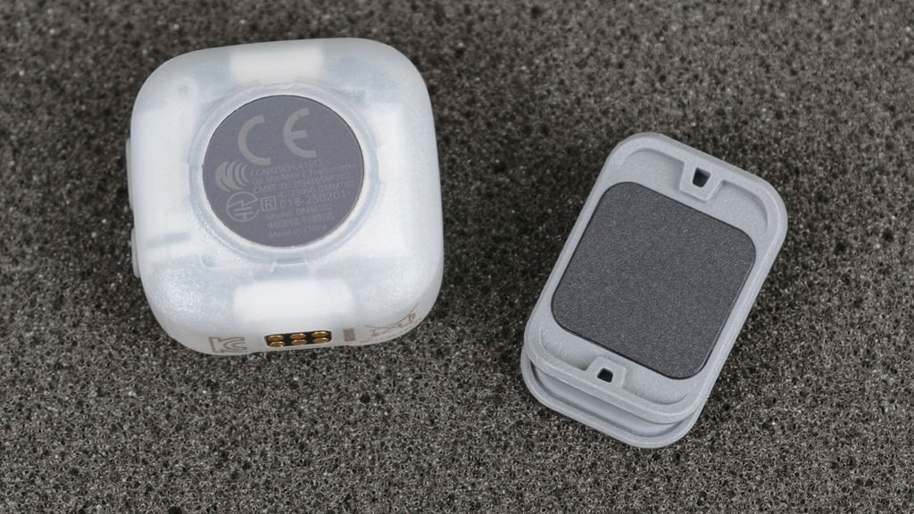 收音咪背部衣夾部分重新設計，整個衣夾改用磁吸方式，可拆開與收音咪分離，再以磁吸石吸附在衣服上。比第一代的固定衣夾再加一片磁石，貼在衣服上會更加貼身。