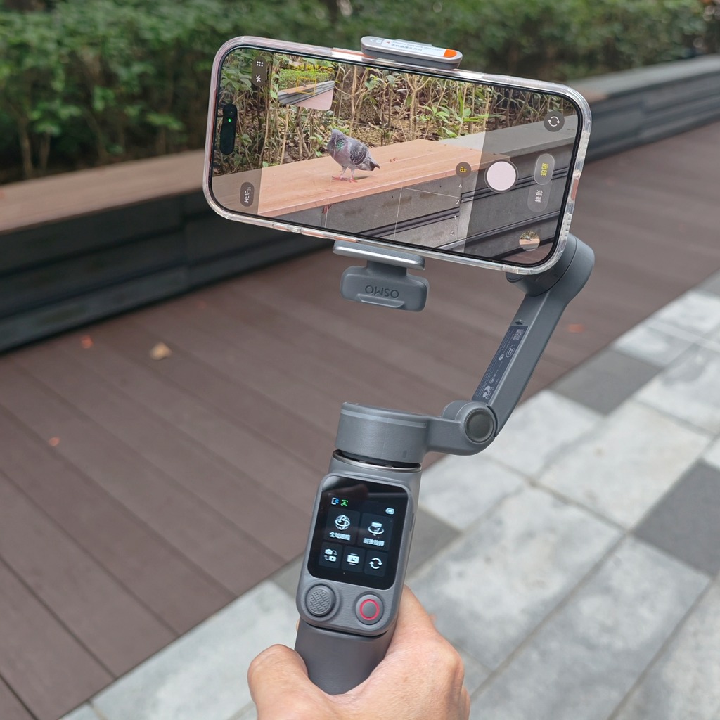 基本上看 Osmo Mobile 8P 和以往的手機雲台差不多，但控制器上有屏幕顯示操作狀況。