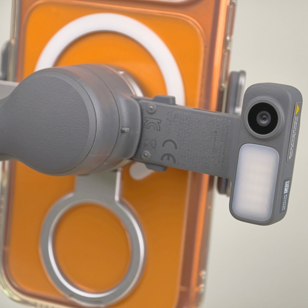 如非使用 DJI Mino App 拍攝，想改用原廠相機或其他專業拍片 App 來拍片的話，可安裝「第二代 AI 追踪模組」提供自動追蹤功能，也可以使用下方的補光燈作近距離主體補光。