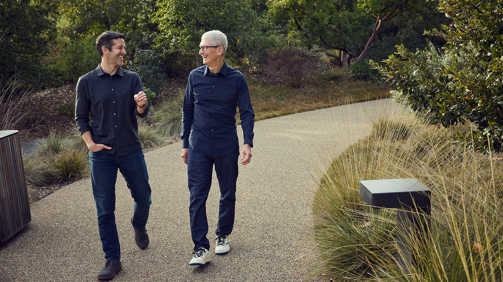 今晚的另一個注目焦點當然就是 Tim Cook 如何交棒給下任 CEO John Ternus。