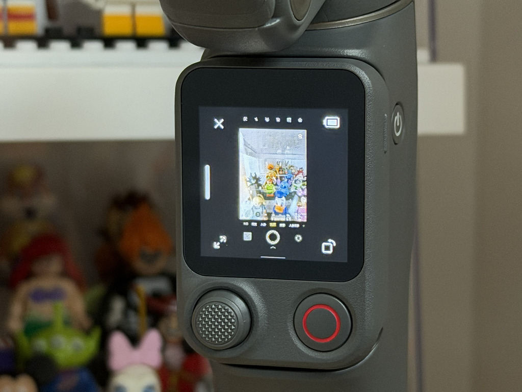 屏幕雖細，但仍可以清楚地睇到構圖，按下方的十字鍵和拍攝鍵進行攝影操作，就算一人自拍都可以雲台放在較遠位置作遙控。