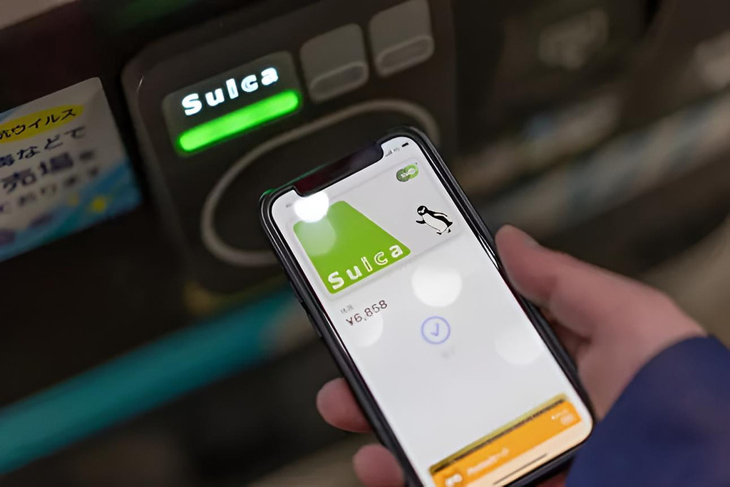 很多人去日本旅行時，都會在 iphone 上開通日本 JR 的 SUICA (西瓜卡) ，這樣在日本出行購物都會方便得多。