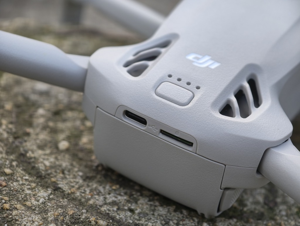 MicroSD 及 USB-C 設置於機身尾部。