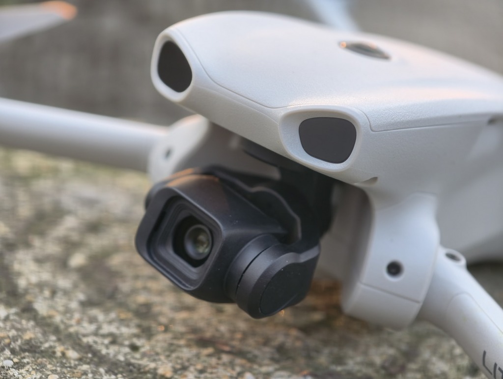 除了主鏡頭，兩角加入前視雷射雷達，加多避障效果。