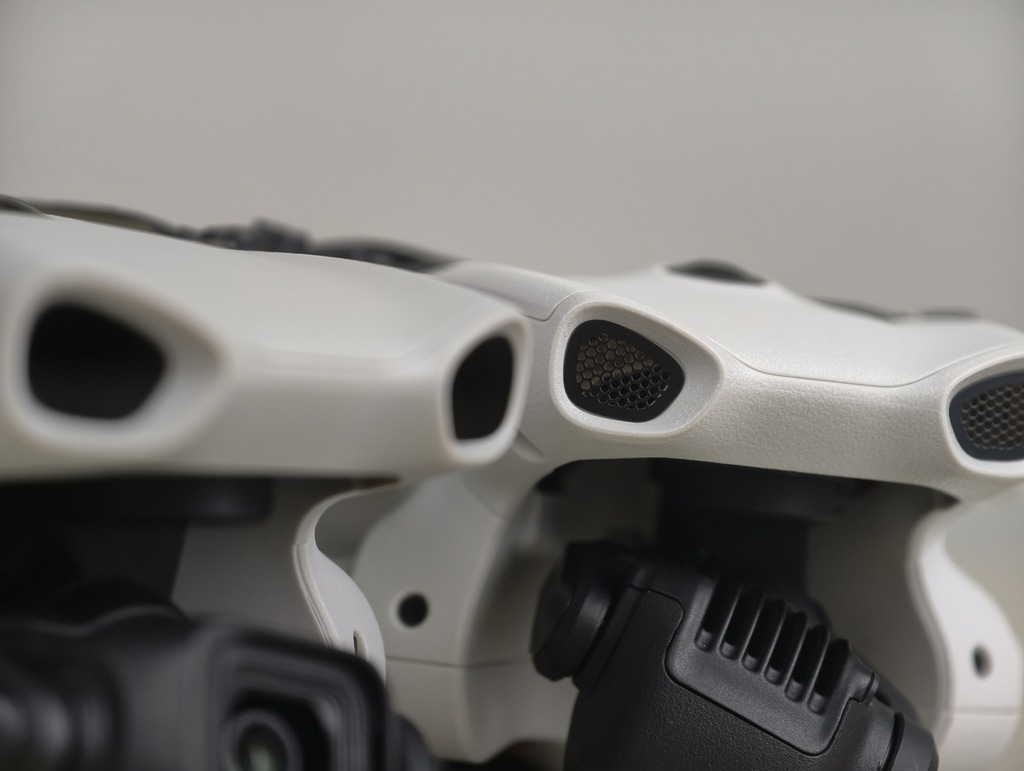 DJI Lito 1（右）沒有前視雷射雷達，因此以網狀物料取代。