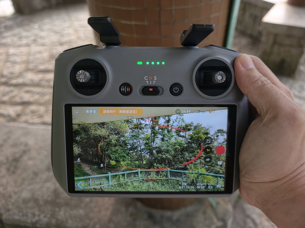 在飛行中都在各個方向的障礙物都可以感應方式在畫面上清楚提示。