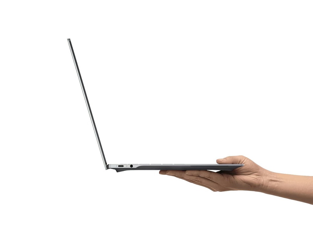 雖然機身只有 13.95mm，但就通過多項 MIL-STD 軍規測試，兼顧便攜性與耐用度。