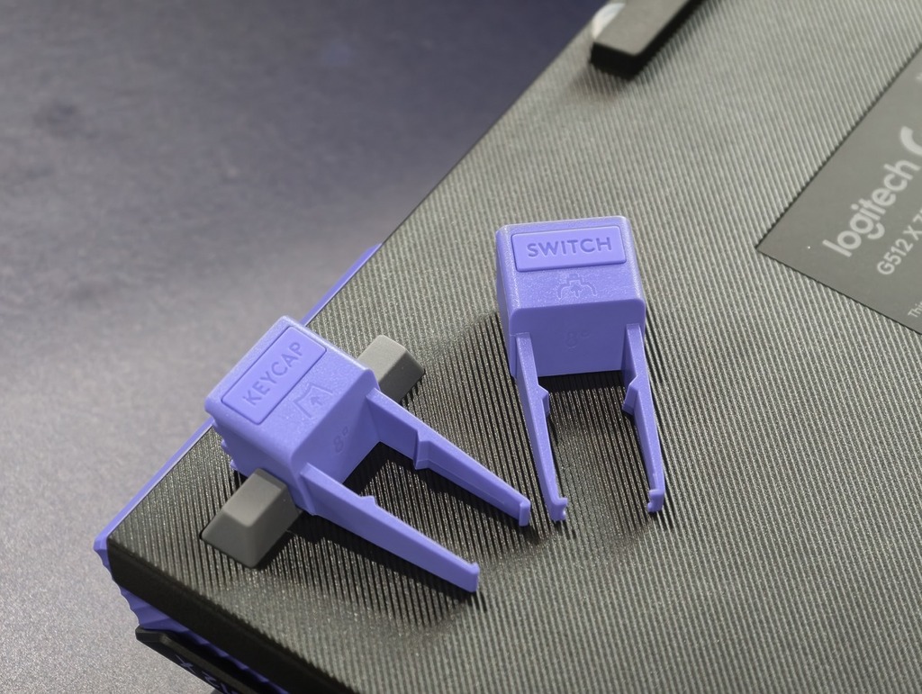 廠方將拔鍵器與拔軸器設計成可藏於鍵盤兩邊底部的腳架，形定 8° 傾角。