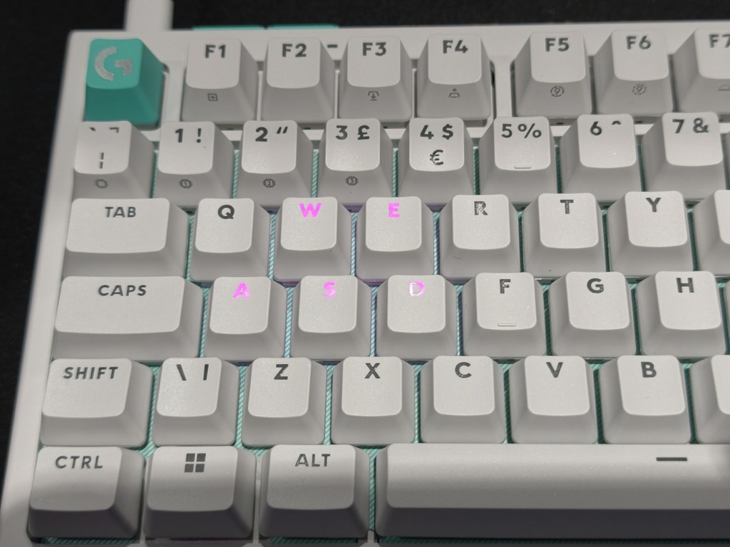 按鍵後會亮起所有已安裝類比軸的位置。