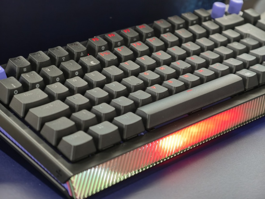 底燈非以傳統 RGB 形式展示，加入面層令整體帶有朦朧且透光的視覺效果。