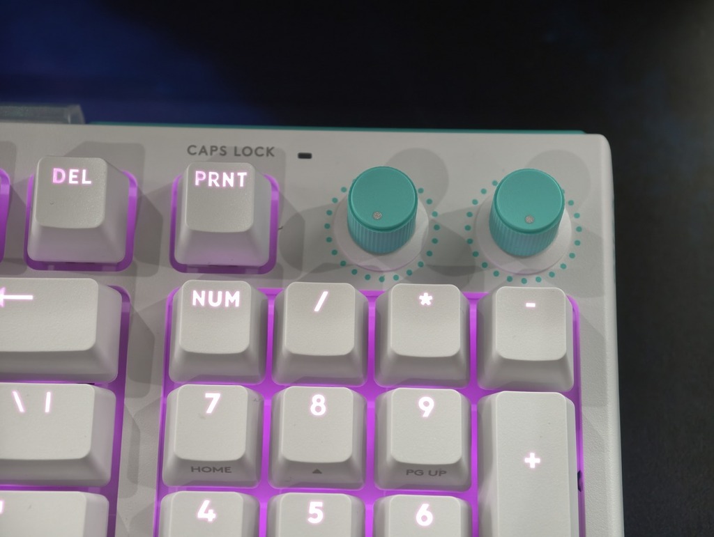 裝置配置了兩個 24 段刻度旋鈕。