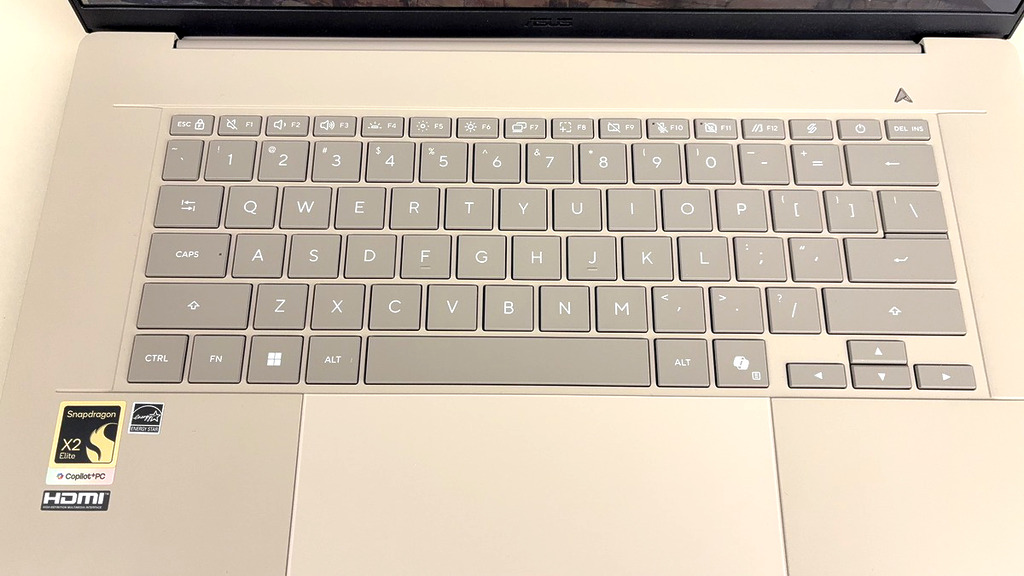 ASUS Zenbook A16 提供背光鍵盤及大面積觸控板