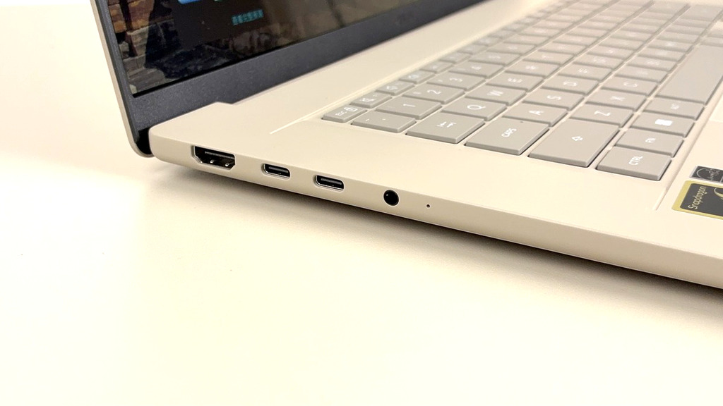 ASUS Zenbook A16 左邊提供 2 個 USB 4.0 Gen 3 Type-C 支援顯示／供電（數據速度 40Gbps）及 HDMI。