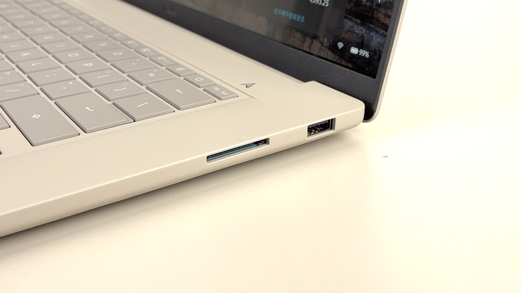 右邊提供 1 個 USB 3.2 Gen 2 Type-A（數據速度 10Gbps），Zenbook A16 還有 SD 4.0 讀卡機。