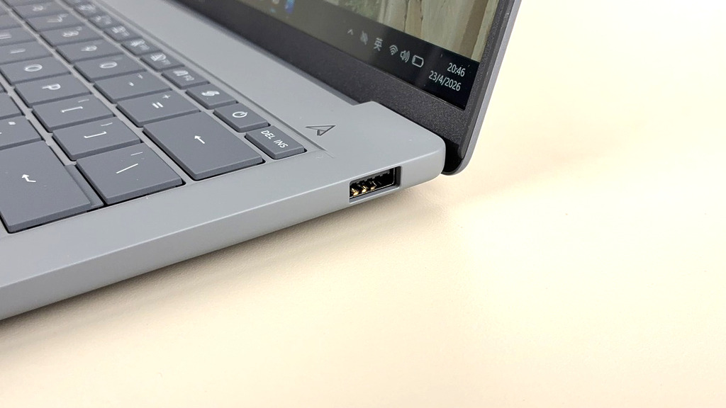 1 個 USB 3.2 Gen 2 Type-A（數據速度 10Gbps），但 A14 沒有 SD 4.0 讀卡機。