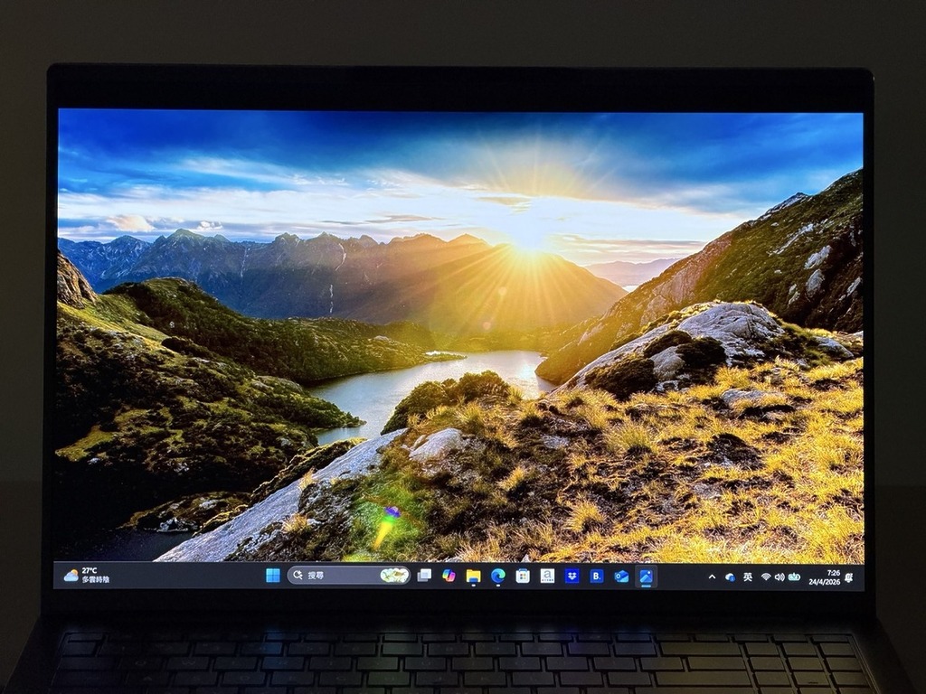 16 吋 OLED 大屏幕，支援 120Hz 刷新率、100% DCI-P3 廣色域，並且獲得 VESA DisplayHDR True Black 500 認證，畫質確實出色。