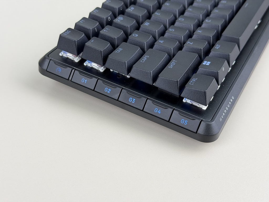 左側機身備有 6 個可自訂 Stream Deck 鍵。
