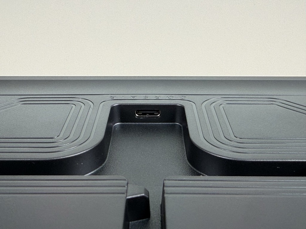 USB Type-C 介面設於機身底部。