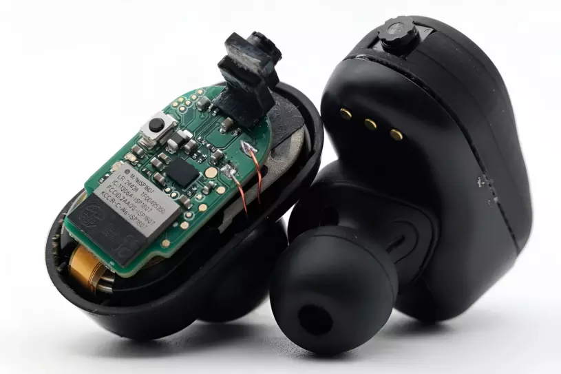VueBuds 由 University of Washington 研究團隊開發，是採用 Sony 的 WF-1000XM3 進行改裝，在耳機內嵌入微型的黑白鏡頭。