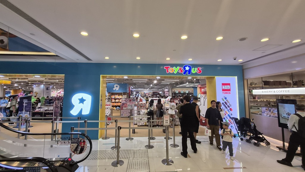 海港城的玩具反斗城已經 40 周年，位置沒變，裝潢已大改。