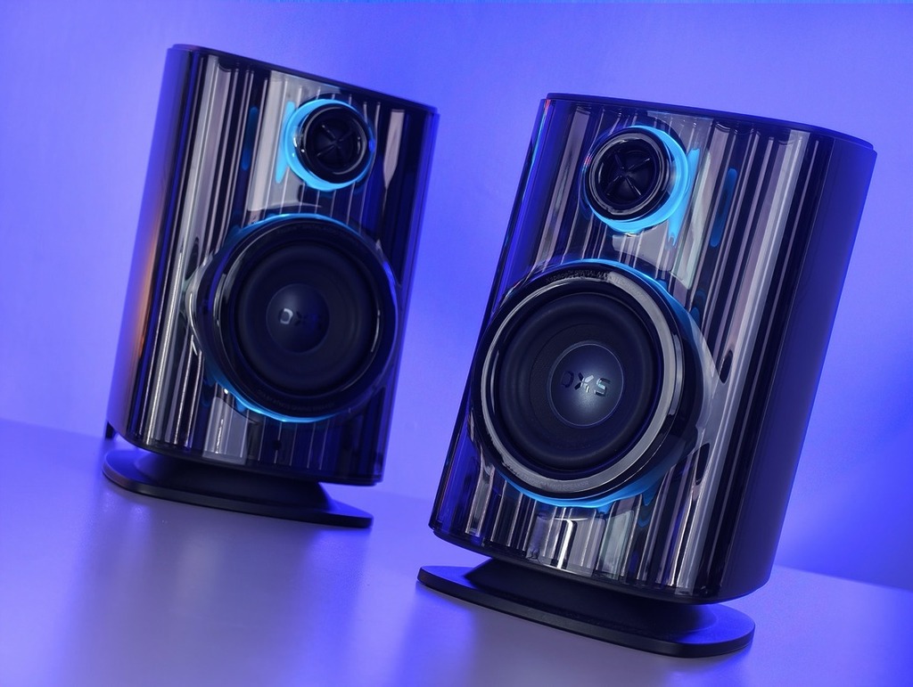 OXS Thunder DUO 尺寸屬緊湊的書架式設計喇叭，但卻支援 Dolby ATMOS 及擁有重低音和天空聲道，可在小空間呈現極震撼音色，而且具獨特電競燈效，造型亦非常前衛，極具科技感。
