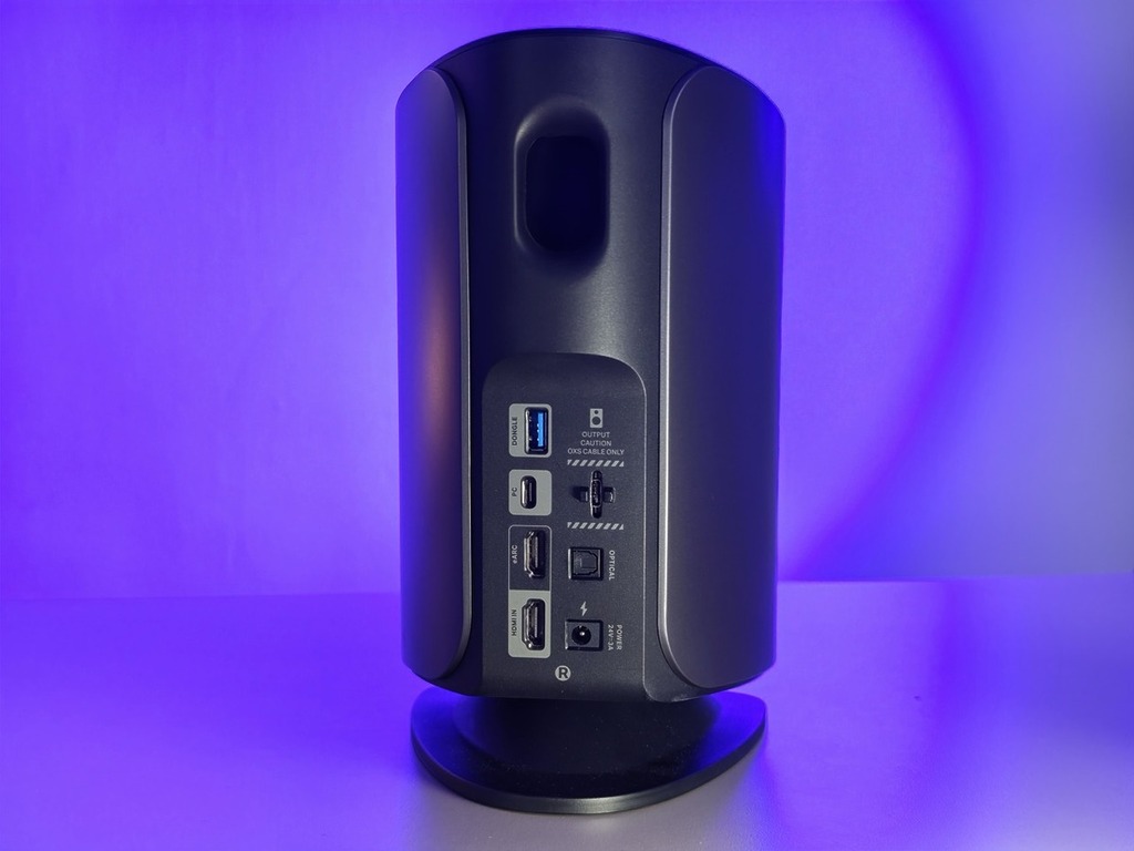 主動喇叭（右喇叭）機背由各種輸入輸出接口，包括 HDMI 輸入、HDMI eARC、USB-C 輸入、光纖輸入，另外亦有被動喇叭連接介面、電源輸入及 Wireless Dongle 連接介面。上方則有重低音反射孔。