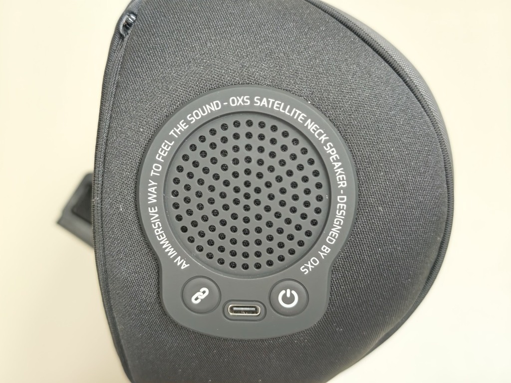 Thunder Wireless Satellite 設有電源鍵、配對鍵及 USB-C 充電介面。