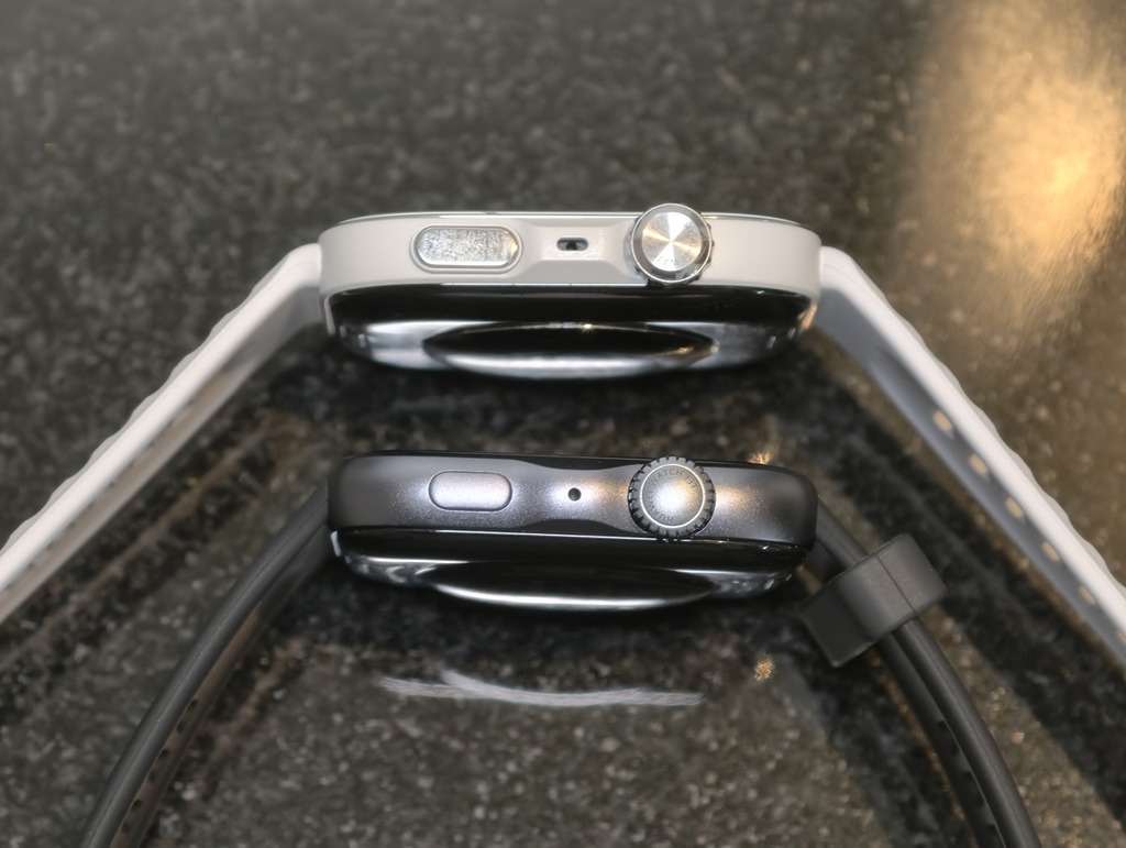 WATCH FIT 5 Pro（上）跟 WATCH FIT 5 相似，不過錶冠左方加入感測器以測量如血管彈性。