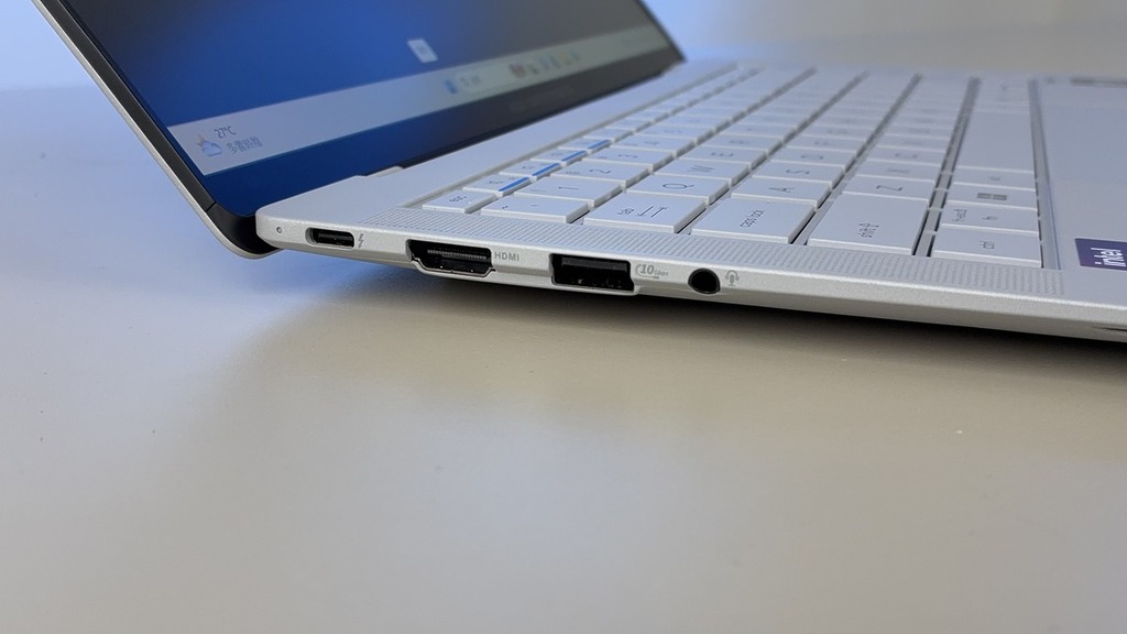 左側提供全功能 Tunderbolt 4 USB-C、HDMI、USB 3.2 Gen2 Type-A及耳麥孔。