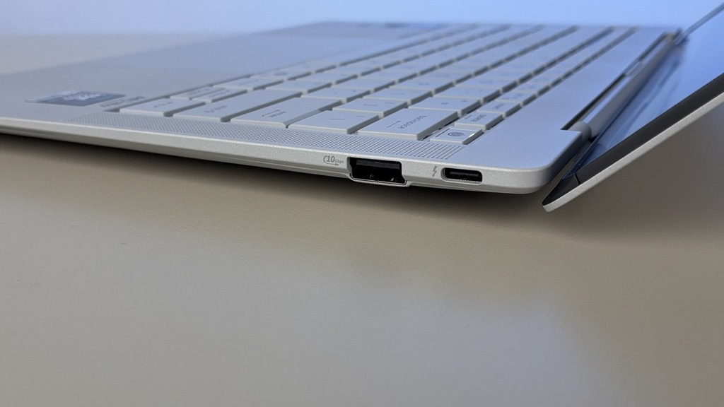 右側也有全功能 Thunderblot 4 USB-C 及 USB 3.2 Gen2 Type-A 各一，比較少見的兩邊平衡配置。