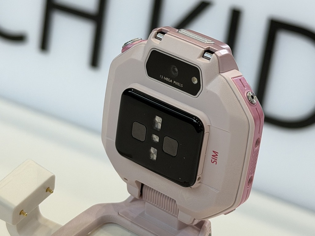 手錶配備 13MP 後置攝像頭 和 5MP 前置攝像頭。