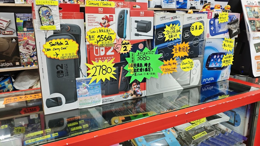 目前 Switch 2 主機（淨機）的售價由 $3550-3700 不等，很多都會包括 Mon 貼及機套等配件。