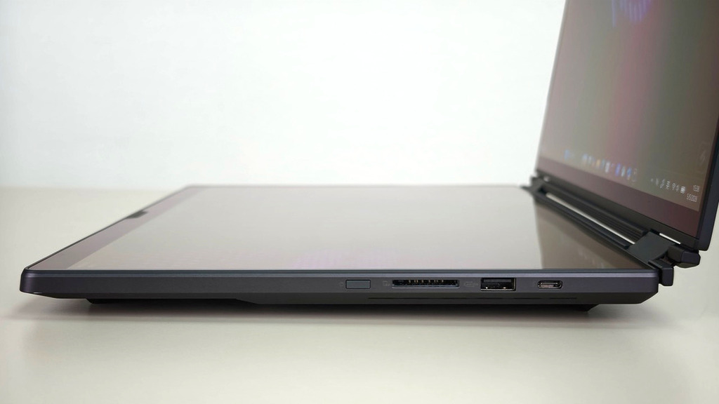 機身右側設有 Thunderbolt 4/USB Type-C、USB-A 和 SD 讀卡器。