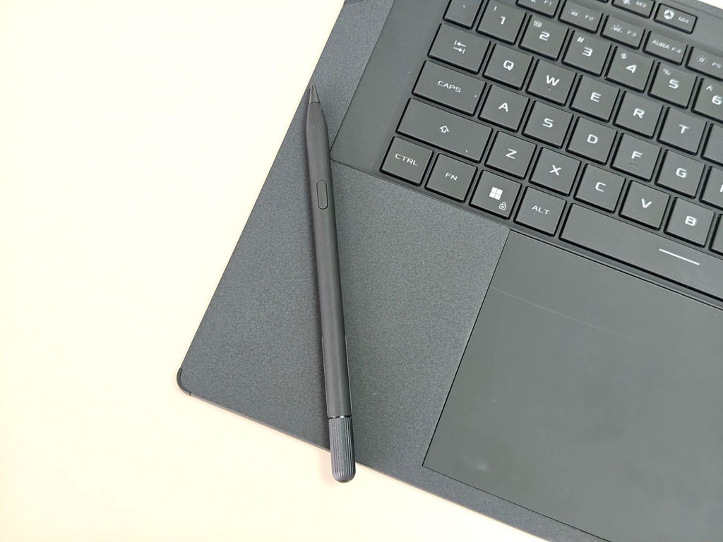 ROG Zephyrus Duo (2026) 內附 Asus Pen 3.0，具備即時回饋與順暢筆觸，觸屏書寫與繪圖就更精準。
