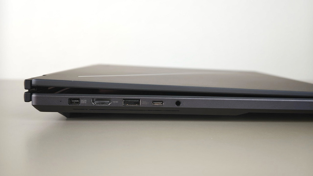 機身左側設有 Thunderbolt 4/USB Type-C、USB-A、HDMI 2.1 輸出和電源充電等。