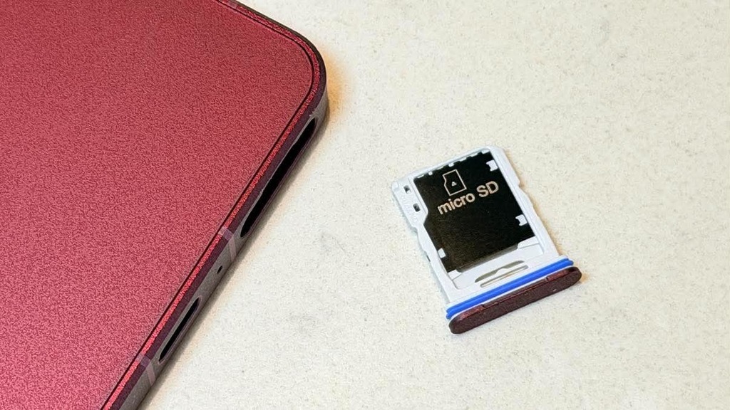 新機也支援 eSIM，SIM 卡槽可同時放入實體 SIM + MicroSD，以目前旗艦手機來說會較鮮有的設計。