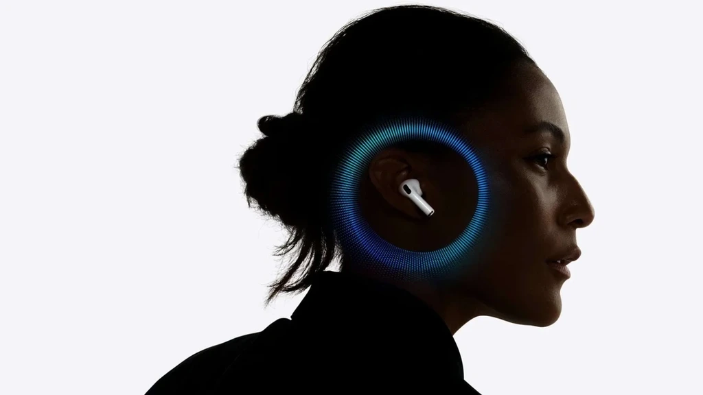市場消息，Apple 計劃於 2026 及 2027 年內推出三款 AI 穿戴裝置，分別為代號 H90，配備紅外線鏡頭的 AirPods Ultra (暫稱)； 代號 H50 的 Apple 智能眼鏡，與及 AirTag 大小的 AI 吊墜。