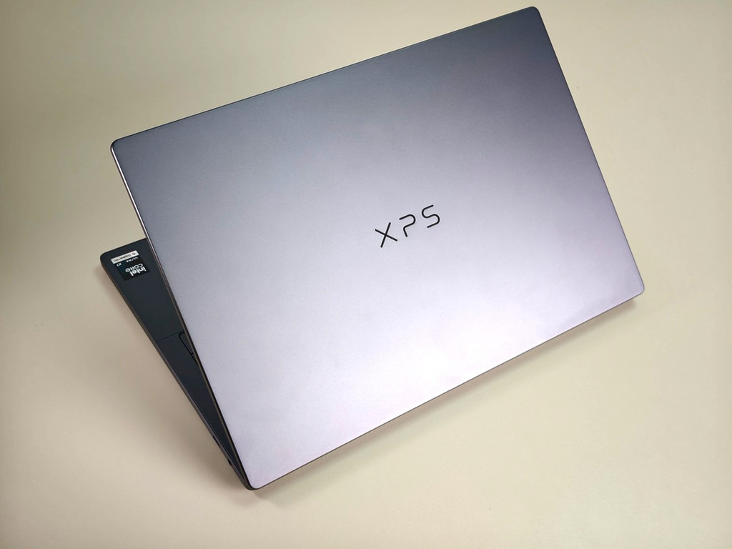 機身 CNC 加工鋁合金製作，機背有一個簡約的 XPS Logo，商務氣息極濃。